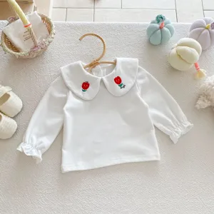 Joli t-shirt à manches longues pour bébé fille avec col claudine et broderie tulipe rouge.