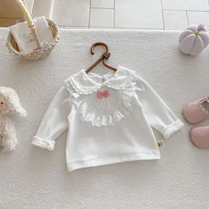 Süße Baby Mädchen weiße Langarm Bluse mit feinem Spitzenkragen und rosa Schleifendetail.