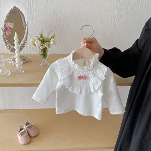 Weißes Langarmshirt für Babymädchen mit Spitzenkragen und rosa Schleife, süßes Kleinkindertop.