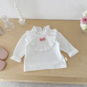Detailansicht des weißen langärmligen Babymädchen-T-Shirts mit Spitzenkragen und Schleife.