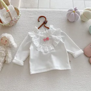 Weißes Langarm-Babyshirt mit feinem Spitzen-Rüschenkragen und süßer rosa Schleife.
