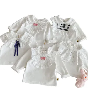 Süße weiße Langarm Oberteile für Babys mit zarten Spitzenrüschenkragen und süßen Schleifen.