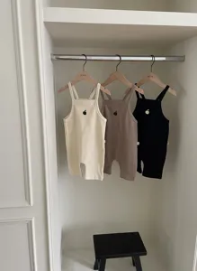 Wafelbreiwerk bandje romper voor baby, schattige appel borduursel, comfortabele dagelijkse kleding.