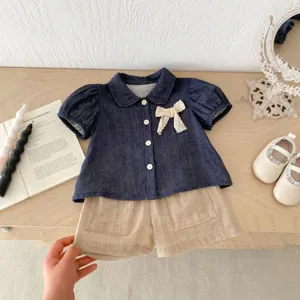 Detalle del conjunto de ropa de verano para niña, blusa de manga abullonada y short.