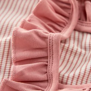 Baby Sommer gestreifter Romper mit süßen Rüschenträgern, bequemer Strick Body für den Alltag.