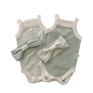 Adorable conjunto de body pelele de algodón para recién nacido con diadema a juego en verde salvia.