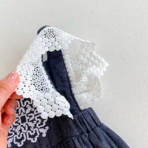 Detalle de mameluco para bebé niña con cuello de encaje y hermoso bordado fino.