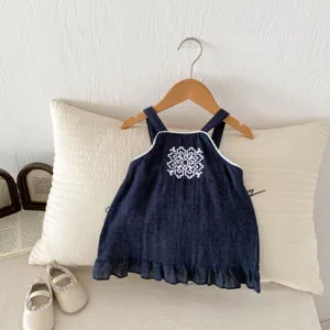 Precioso top de tirantes de mezclilla para bebé niña con bordado blanco y volante.