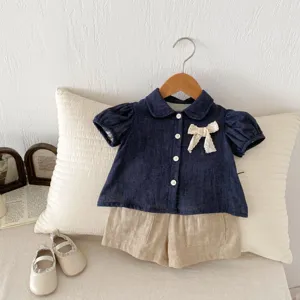 Lindo conjunto de ropa de verano para bebé niña con blusa y shorts, lazo bonita imagen principal.