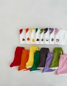 Süßes Kleinkind Kurzarm T-Shirt und Shorts Set mit niedlichen Fruchtstickerei Details.
