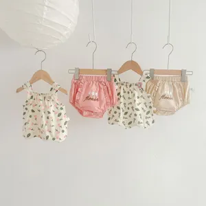 Set top con bretelle e pantaloncini floreali per neonata, outfit dolce e carino.