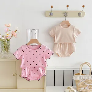 Joli ensemble d'été nouveau-né bébé haut à manches courtes côtelé et short deux pièces.