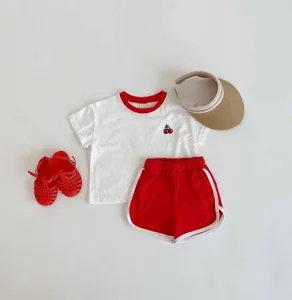 Kleinkind Sommer kurzarm Freizeit Sport Set mit niedlichem T-Shirt und Shorts Outfit.