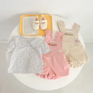 Set abbigliamento neonata stile coreano, camicia floreale carina e pantaloncini con bretelle.