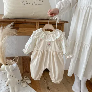 Set da due pezzi con camicetta a maniche lunghe floreale e tutina beige per bambina