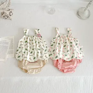 Dettaglio del set con top a bretelle floreale e pantaloncini per neonata molto grazioso.