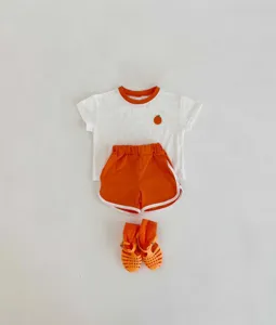 Sommer Kinder Outfit Set Detail mit orange kurzem Ärmel und Hose für süße Babys.