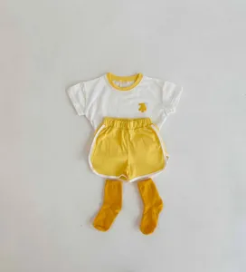 Kleinkinder Sommer Kurzarm T-Shirt Shorts und Socken Set für Babys und Kleinkinder.