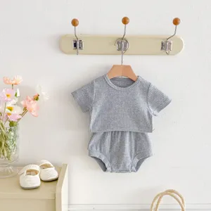 Ensemble haut côtelé manches courtes et short pour bébé, coton doux tenue d'été détail.