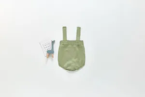 Joli body bébé en tricot vert clair avec bretelles, vêtement confortable pour nouveau-né.