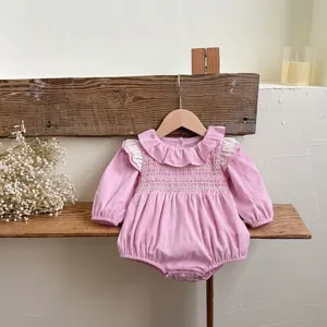 Body neonata rosa maniche lunghe con colletto volant e delicati dettagli arricciati sul petto.