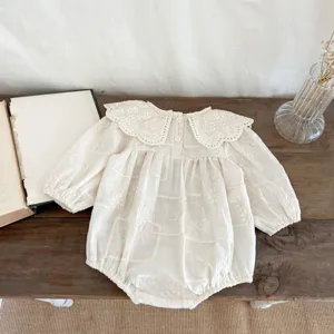 Βρεφικό vintage κεντημένο romper μακρυμάνικου λεπτομέρεια με κομψό δαντελωτό γιακά και φινίρισμα.
