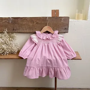 Grazioso abito rosa a maniche lunghe per bambina con colletto volant e pizzo, outfit dolce.