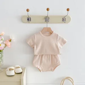 Adorable ensemble haut côtolé à manches courtes et short pour bébé, confortable et mignon.