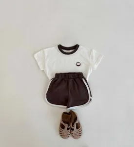 Süsses Kleinkind Sommer Kurzarm T-Shirt und Shorts Set mit Sandalen für Jungen und Mädchen Freizeit.
