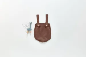 Adorable barboteuse tricotée marron pour bébé, combinaison confortable à bretelles avec boutons.
