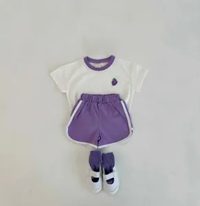 Baby Sommer Kurzarm Sport T-Shirt und lila Shorts Set mit süßem Trauben Stickerei