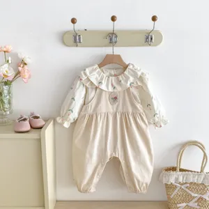 Set abbigliamento neonata con blusa floreale manica lunga e salopette beige autunno.