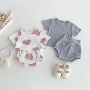 Ensemble d'été bébé t-shirt côtelé à manches courtes et short avec motifs de coeurs.