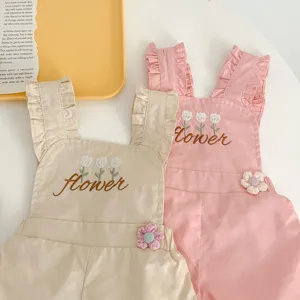 Adorabile set di pantaloncini con bretelle per bambina con dolce ricamo floreale.