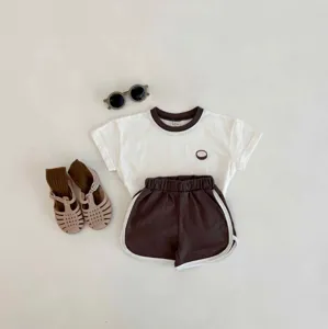 Süßes Sommer Freizeitset mit weißem Kurzarm T-Shirt und Shorts für Kleinkinder.