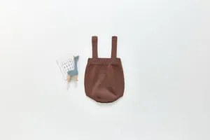 Grenouillère tricotée marron détail, barboteuse bébé douce et confortable pour l'automne.