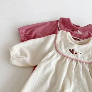 Joli détail de barboteuse en velours côtelé pour bébé fille, col manches longues brodé mignon.