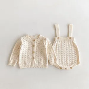 Detailansicht des Baby Strickstrickjacke und Latzhose Sets aus weicher beiger Baumwolle.