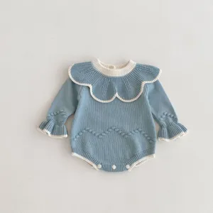 Ansicht des blauen Baby Strickrompers mit Rüschenkragen und niedlichen Details für Babys.