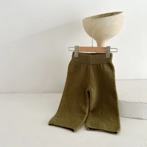 Simpatico pantalone in maglia per bimbi in verde oliva unito, ideale per la comoda primavera.