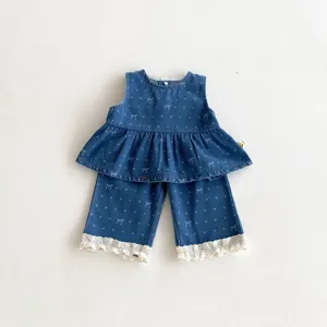 Kleinkind Mädchen Jeans Zweiteiler Set mit süßem Schleife Pünktchen Druck und Spitzenbesatz.
