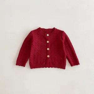 Rote Strickjacke fuer Babys, langaermelig mit Lochmuster Detail, kuschelige Baumwolle.