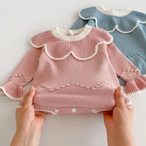 Kleinkind Baby Strick Strampler mit süßem Bogenkragen und niedlichen Noppen Details.