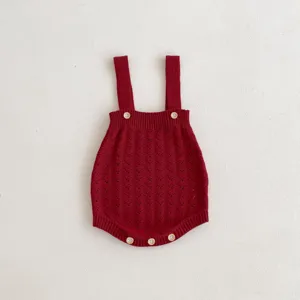 Baby Strick Overall Detailansicht, roter ärmelloser Strampler mit Knöpfen, süße Babykleidung