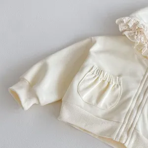 Gedetailleerd overzicht schattige baby meisje hoodie met bloemen kant ruffle zak en stof.