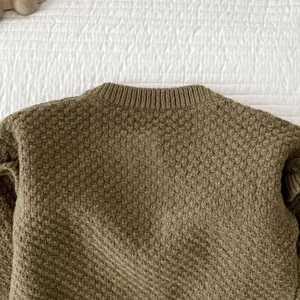 Primo piano schiena maglione lavorato a maglia per bambini, tessuto texturizzato.
