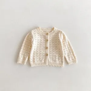 Süße gestrickte Baby Mädchen Langarm Strickjacke mit feinem Lochmuster für den Herbst.