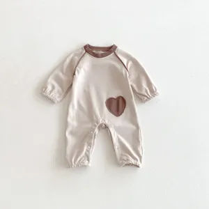 Süßer Baby Langarm Jumpsuit für den Herbst mit Herz-Aufnäher und Rippstrickbündchen.