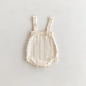 Bezaubernder Babystrampler aus Strick in Beige, bequemer Baumwoll-Bodysuit für Babys Kleidung.