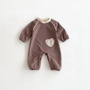 Süßer Langarm Baby Jumpsuit mit Herz-Aufnäher, bequemer Baumwoll Body für den herbstlichen Alltag.